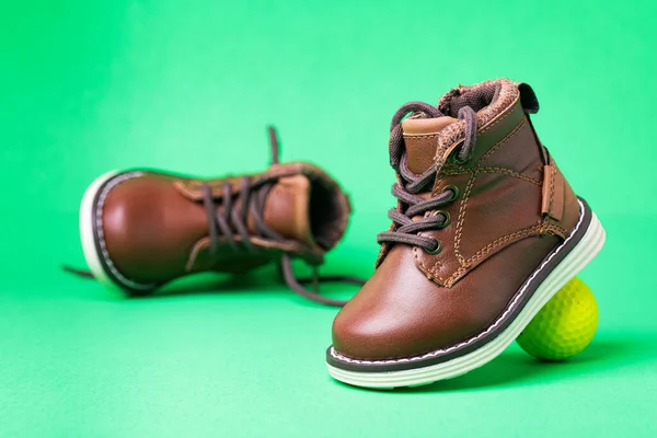 Zapatos Cuero Para Niños Con Cordones Una Pelota Golf Sobre — Foto de Stock