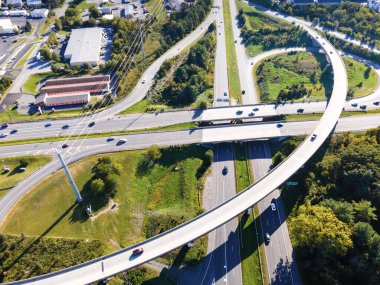 Yükseltilmiş yol ve trafik kavşaklarının hava aracı görüntüsü. Nakliye otoyolu. Trafik sıkışıklığından kaçınmak için modern trafik tasarımı.
