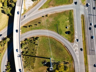 Yükseltilmiş yol ve trafik kavşaklarının hava aracı görüntüsü. Nakliye otoyolu. Trafik sıkışıklığından kaçınmak için modern trafik tasarımı.