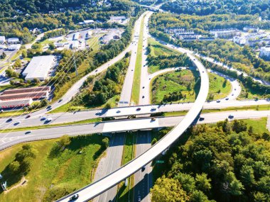 Birkaç seviyede taşıma kavşağı. Düşük trafikte araba kullanmak. Bir İHA görüntüsü.