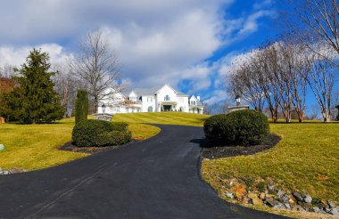 Banliyödeki modern ev. Güzel manzaralı tuğladan bir ev. Sonbahar manzarası.