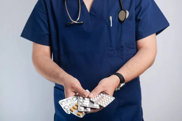 Médecin Tenant Différentes Pilules Dans Les Mains Les Offrant Patient — Photo