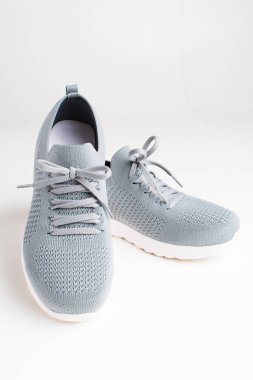 Beyaz arka planda kadın yürüyen hafif spor ayakkabıları..