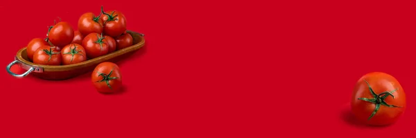 Kırmızı Arka Planda Ahşap Bir Kasede Olgun Taze Domatesler Baner — Stok fotoğraf