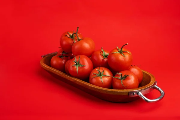 Tomates Frescos Maduros Uma Tigela Madeira Fundo Vermelho — Fotografia de Stock
