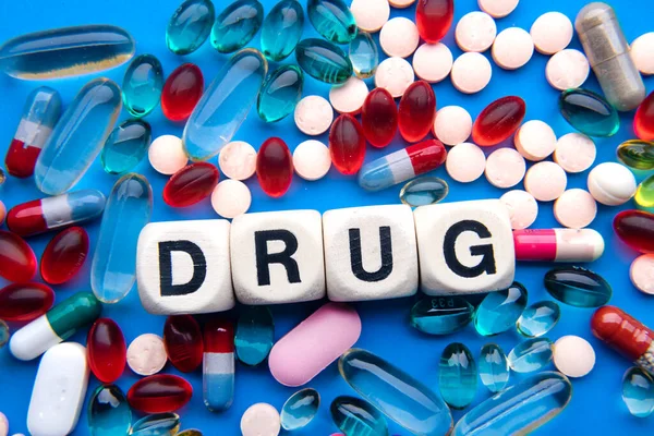 Nápis Drug Dřevěných Kostkách Modrém Pozadí Různých Pilulek — Stock fotografie