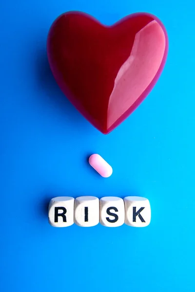 Coração Vermelho Pílula Fundo Azul Cubos Madeira Com Inscrição Risk — Fotografia de Stock
