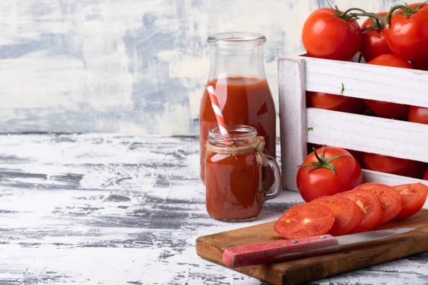 Świeży Sok Pomidorowy Szklance Kieliszek Soku Pomidorowego Pomidory Pudełku Pokrojone — Zdjęcie stockowe