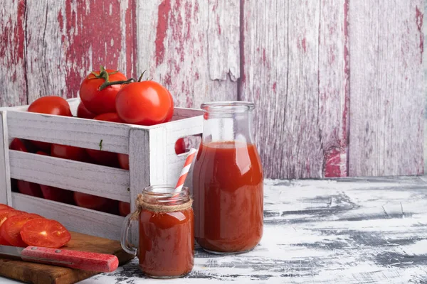 Tomater Trälåda Och Skivade Tomater Med Kniv Skärbräda Färsk Tomatjuice — Stockfoto