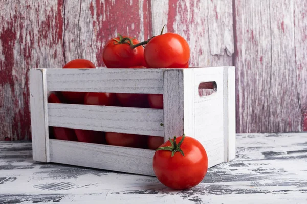 Tomates Mûres Boîte Bois Sur Table Blanche Espace Pour Texte — Photo