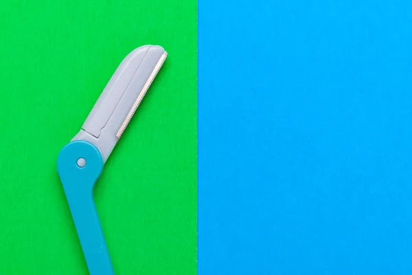 Blaues Rasiermesser Für Frauen Zur Körperpflege Auf Blauem Und Grünem — Stockfoto
