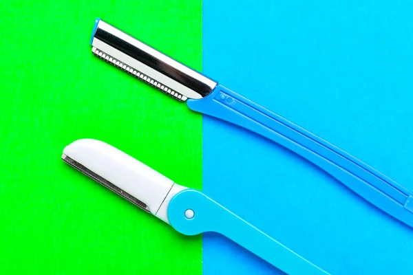 Weibliche Blaue Rasiermesser Zur Körperpflege Auf Blauem Und Grünem Hintergrund — Stockfoto
