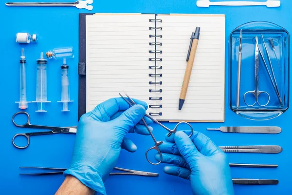 Mãos Médico Caderno Instrumentos Médicos Fundo Azul Espaço Para Sms — Fotografia de Stock