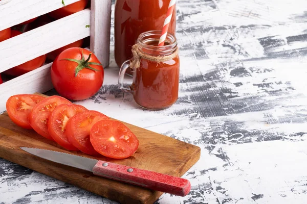 Φρέσκος Χυμός Ντομάτας Γυαλικά Μια Κούπα Χυμό Ντομάτας Ντομάτες Κουτί — Φωτογραφία Αρχείου