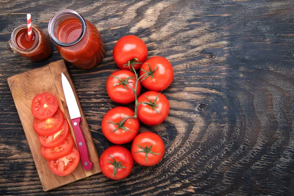 Jus Tomate Frais Dans Une Verrerie Tomates Tranchées Sur Une — Photo