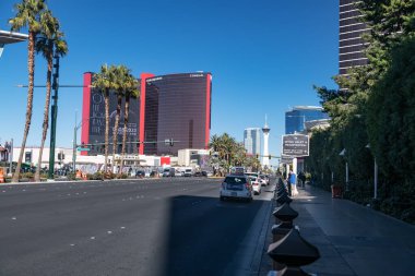 Las Vegas Bulvarı 'ndaki Wynn Oteli ve Kumarhanesi' nin renkli camlı duvarları olan modern binalar mavi gökyüzünün altında güneş ışığı altında.