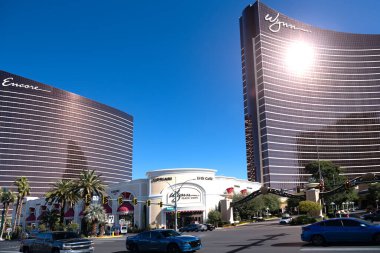 Las Vegas Bulvarı 'nda camlı duvarları olan modern otel binaları mavi gökyüzünün altında güneş ışığı altında..