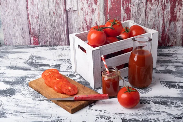 Tomates Fraîches Dans Une Boîte Bois Sur Table Blanche Bouteille — Photo