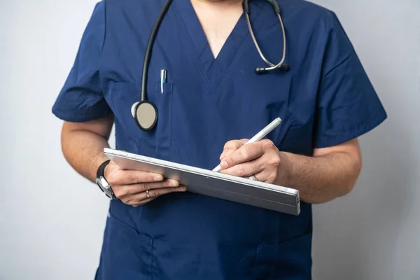 Médecin Dans Manteau Bleu Avec Stéthoscope Entre Une Ordonnance Dans — Photo