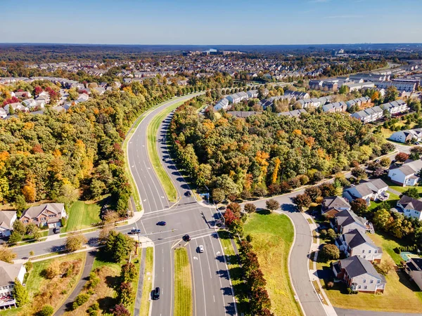 弗吉尼亚的一些低层住宅建筑 从上面看有停车场和公园的单户住宅 秋天的风景 — 图库照片