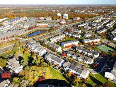 Virginia 'da düşük katlı yerleşim yerleri. Yukarıdan bak. Otoparkları ve parkları olan tek aile evleri. Sonbahar manzarası.