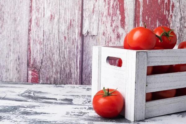 白いテーブルの上に木製の箱にトマトを熟す テキストのスペース — ストック写真