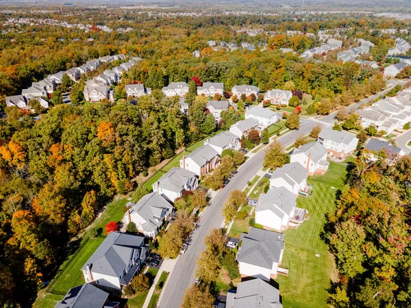 从上面看 秋天的风景 绿树成荫 美国一楼的房地产和住宅楼 — 图库照片
