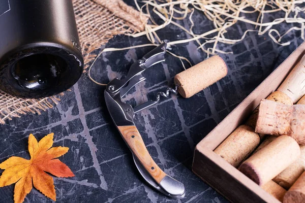 Tirbuşon Tozlu Şarap Şişesini Yakından Çek Eski Siyah Bir Masada — Stok fotoğraf
