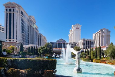 Güneşli bir günde Caesars Palace kompleksindeki çeşme..