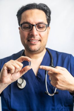 Doktor elinde DNA kapsülü tutuyor, bilimsel moleküler biyoteknoloji kavramı, insan genetiği üzerine çalışıyor..