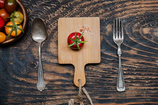Tomate Cherry Maduro Tabla Corte Tenedor Cuchillo Mesa Madera Oscura —  Fotos de Stock