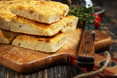 Focaccia ekmeği. Taze pişmiş İtalyan ekmeği, zeytinyağı ve bitkiler..