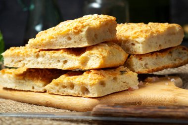 Focaccia ekmeği. Taze pişmiş İtalyan ekmeği, zeytinyağı ve bitkiler..