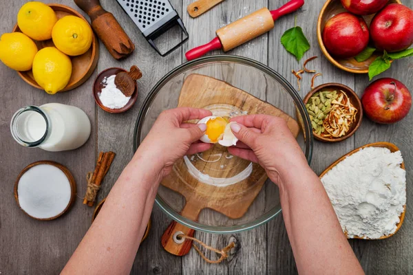 Woman Hands Breaking Eggs While Cooking Apple Pie View — Stock Photo, Image