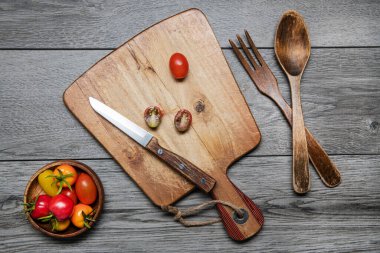 Gri duvar masasında kiraz domatesleri. Yukarıdan görüntüle.