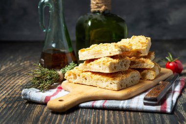 Peynirli Focaccia ekmeği. Taze pişmiş İtalyan ekmeği, zeytinyağı ve bitkiler..