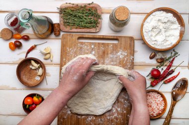 İtalyan Focacho ekmeği yapmak için para. Un ve malzemeler. Yukarıdan görüntüle.