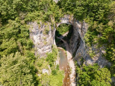 Virginia eyalet rezervindeki doğal köprü. Doğal Köprü Parkı. Turistlerin ilgisini çeken bir doğa eseri. Drone görünümü.