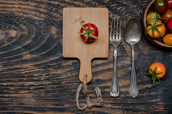 Tomates Cherry Maduros Tabla Corte Tenedor Cuchillo Mesa Madera Oscura —  Fotos de Stock