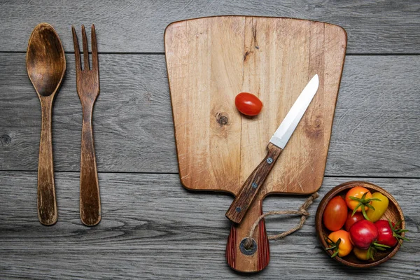 Kerstomaten Snijplank Grijze Muurtafel Uitzicht Van Bovenaf — Stockfoto