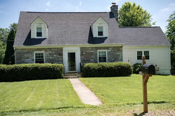 가족을 집이지 아름다운 조경을 전통적 미국식 — 스톡 사진