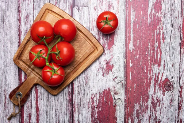 Los Tomates Maduros Jugosos Manojo Tabla Cortar Vista Superior Espacio —  Fotos de Stock