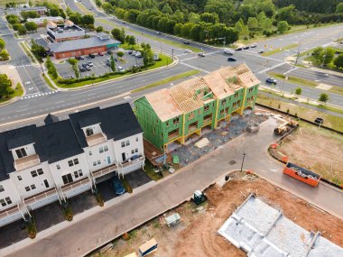 İnşaatın üst katında bir apartman. Küçük bir Amerikan kasabasında inşaat alanı.
