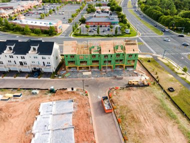 İnşaatın üst katında bir apartman. Küçük bir Amerikan kasabasında inşaat alanı.