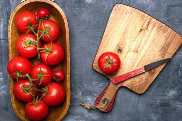 Tomatoes Wooden Dish Cutting Board Knife Gray Background View Space — Stock Photo, Image