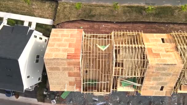 小さなアメリカの町の建設現場 建築上の眺望下のアパート — ストック動画