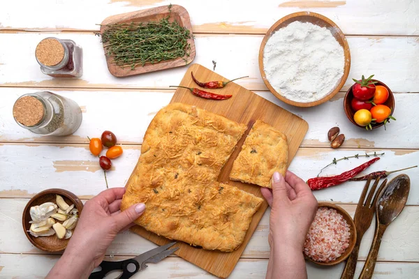 Manos Sosteniendo Trozo Focaccia Recién Horneada Con Tomate Queso Pizzería — Foto de Stock