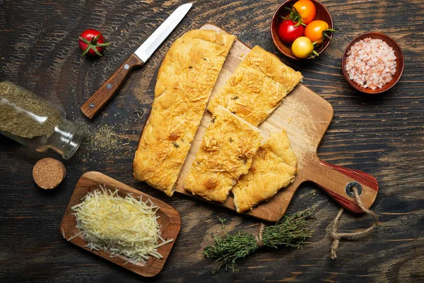 Fırında Pişmiş Focaccia Pizza Domates Peynirli Karanlık Bir Masada Yukarıdan — Stok fotoğraf