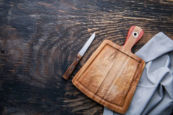 Leere Holzschneidebretter Messer Und Serviette Tisch Dunkler Hintergrund Ansicht Von — Stockfoto