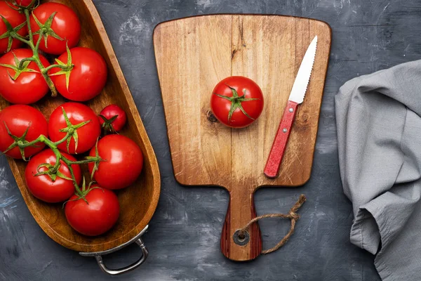 Fresh Ripe Tomatoes Wooden Dish Cutting Board Knife Gray Background — Stock Photo, Image